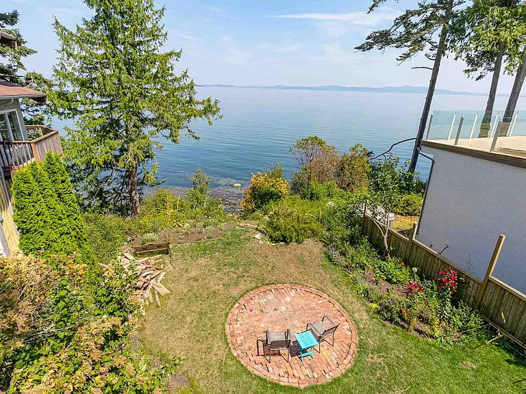 4901 Cordova Bay Rd — Photo 25