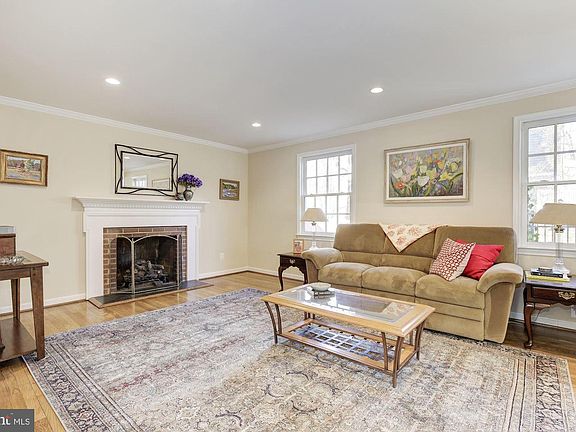 5th image of 811 Blossom Dr