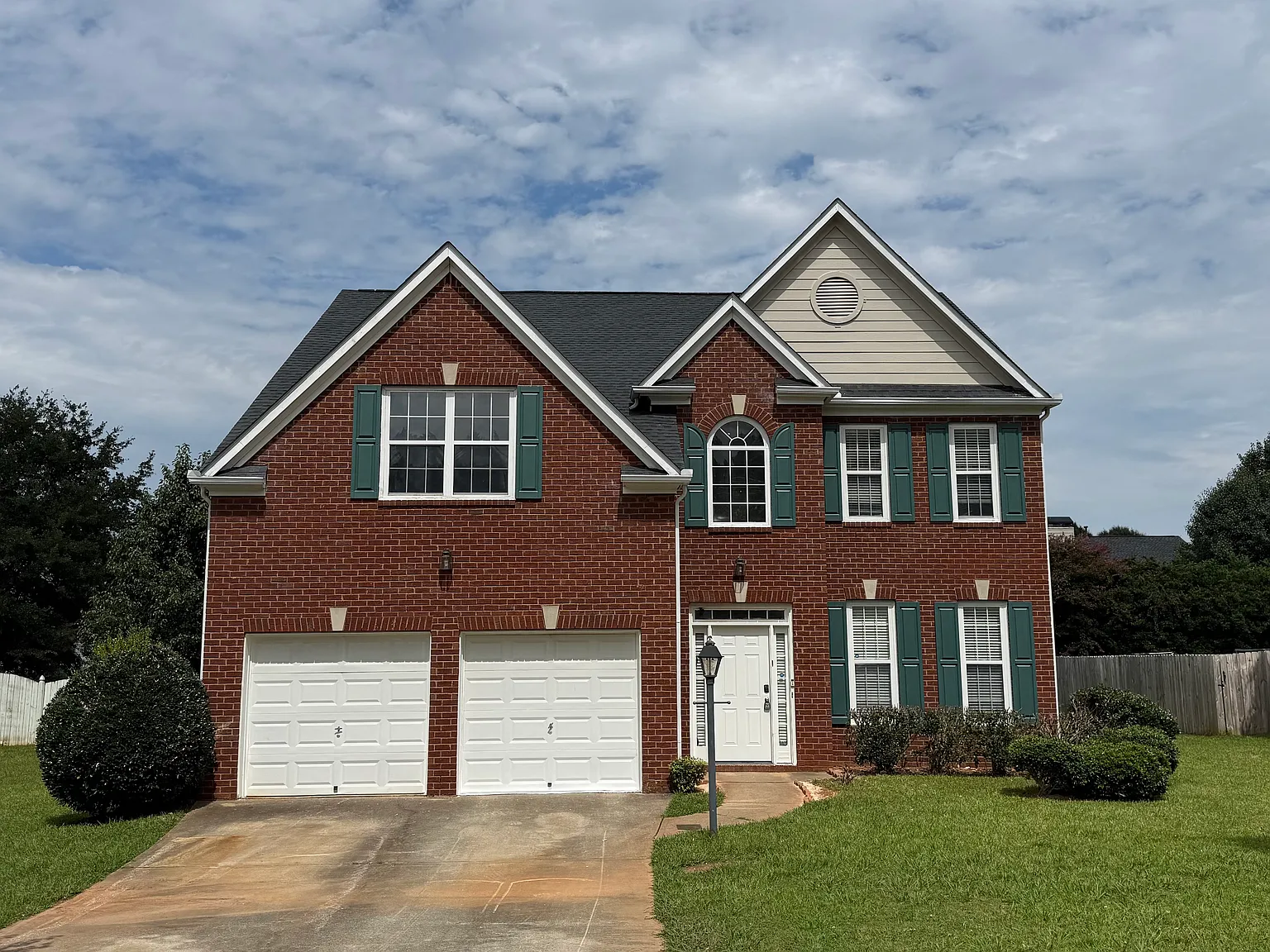 4 bed, 2554 sqft, $2,350 — Photo 2