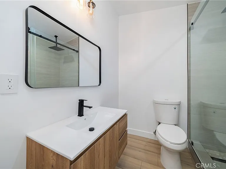 22926 Leadwell St — Photo 10