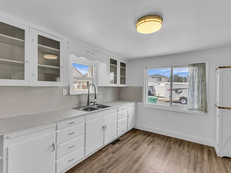 6582 S Jefferson St — Photo 10
