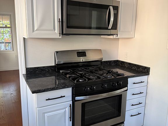 4th image of 2115 Vine St #1/2