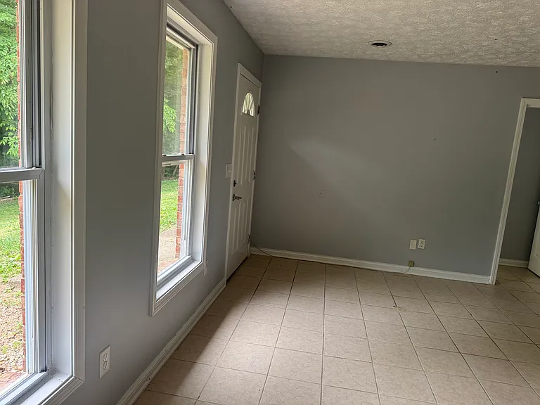 705 N Garnett Rd — Photo 4