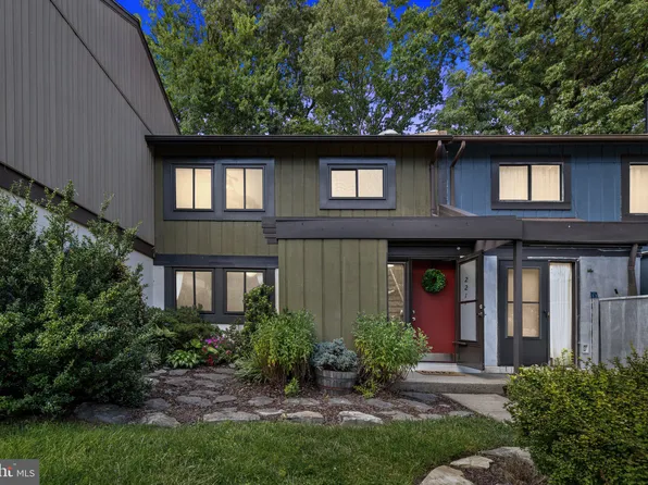 2211 Wheelwright Ct, Reston, VA 20191