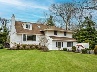6 Landview Dr, Dix Hills, NY 11746