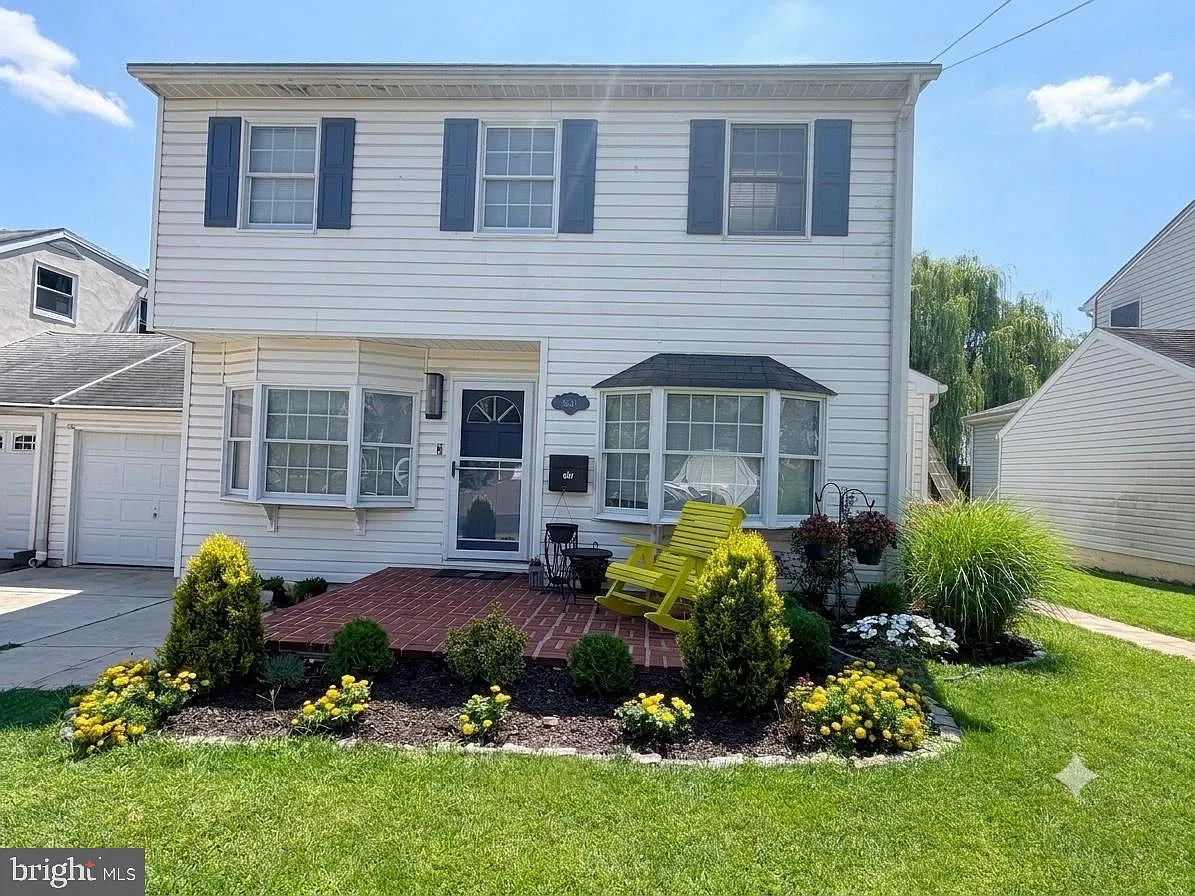 3 bed, 2.0 bath, 2524 sqft, $3,000 — Photo 1