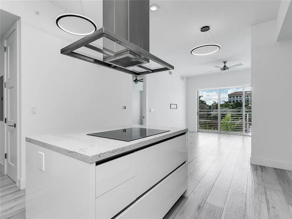 1 bed, 1.0 bath, 887 sqft, $6,000 — Photo 3