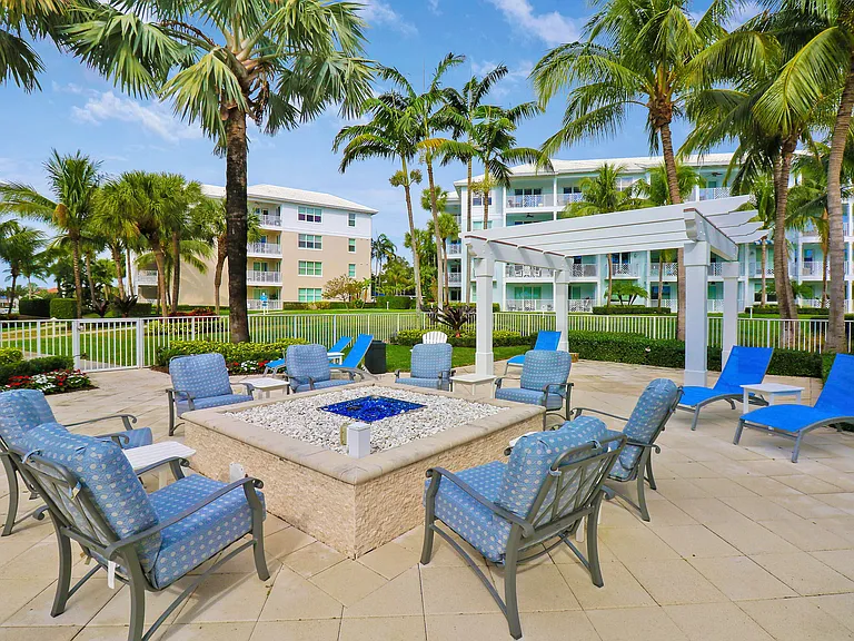 515 Bay Colony Dr N — Photo 54