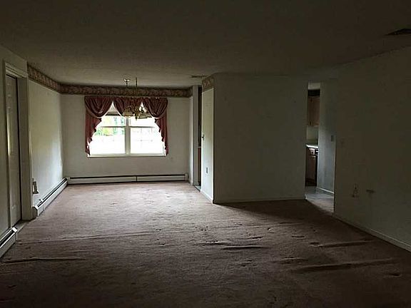 5th image of 720 Putnam Pike APT 403