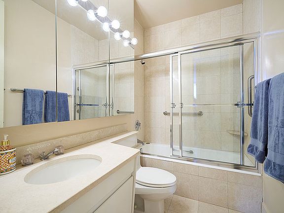 5th image of 200 E 65th St APT 17A