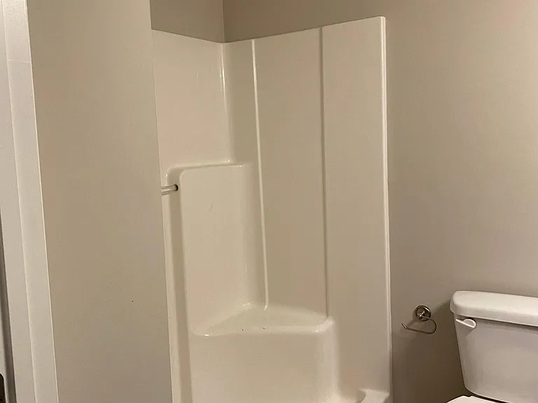 Bathroom w/ Walk-in Shower