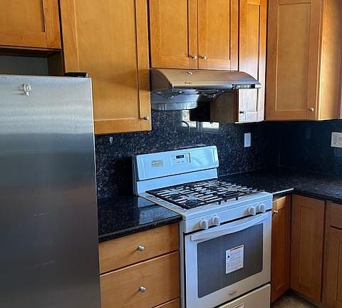 4th image of 3560 Bennett Ave