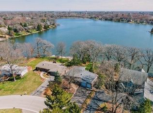 1043 Lomond Dr, Mundelein, IL
