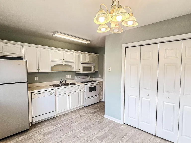 726 Creekside Dr — Photo 17