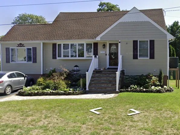 49 Orchard St, Lindenhurst, NY 11757