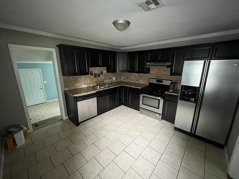 727 E Brooks St — Photo 17
