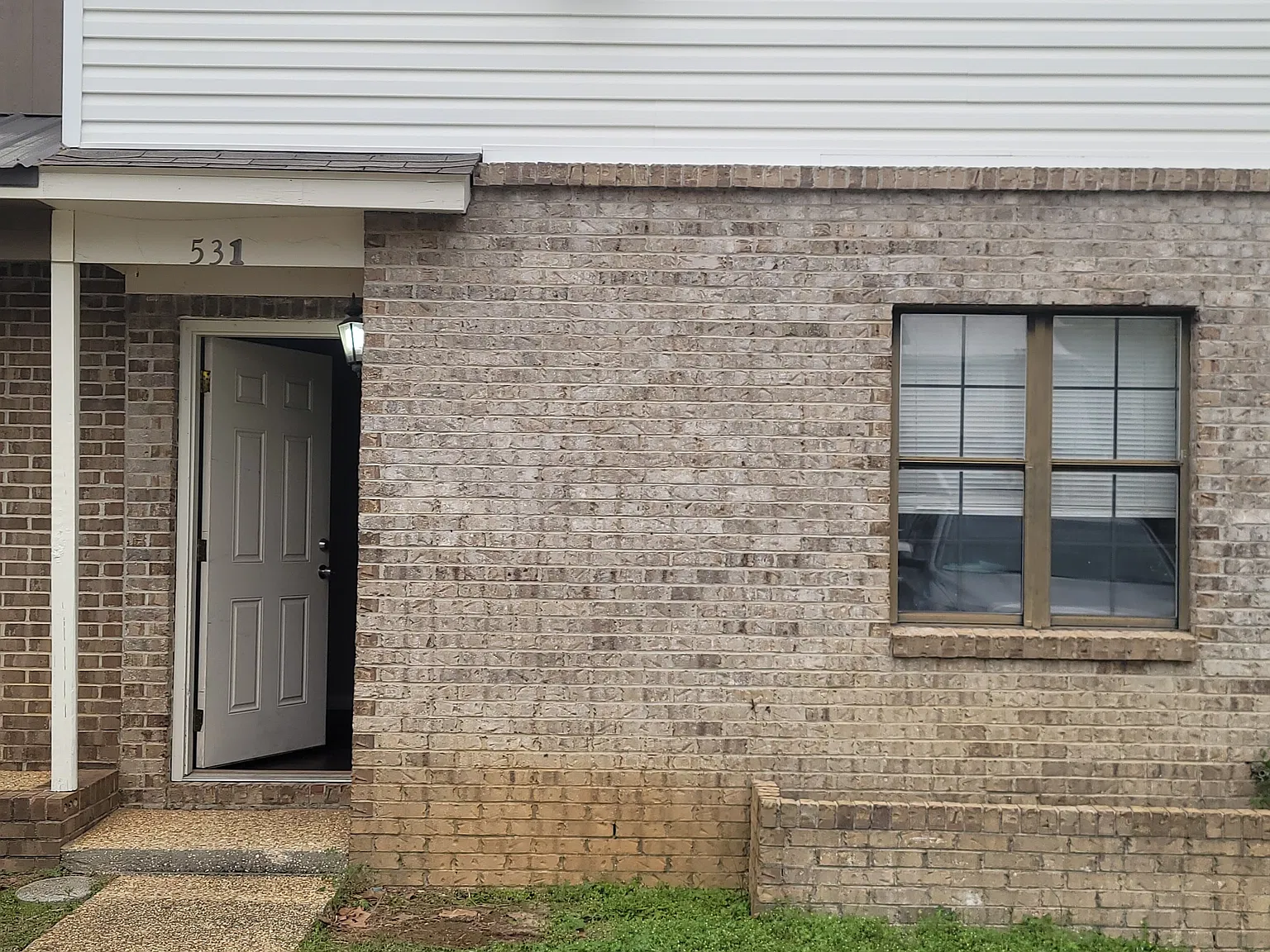 531 S Woodburn — Photo 1