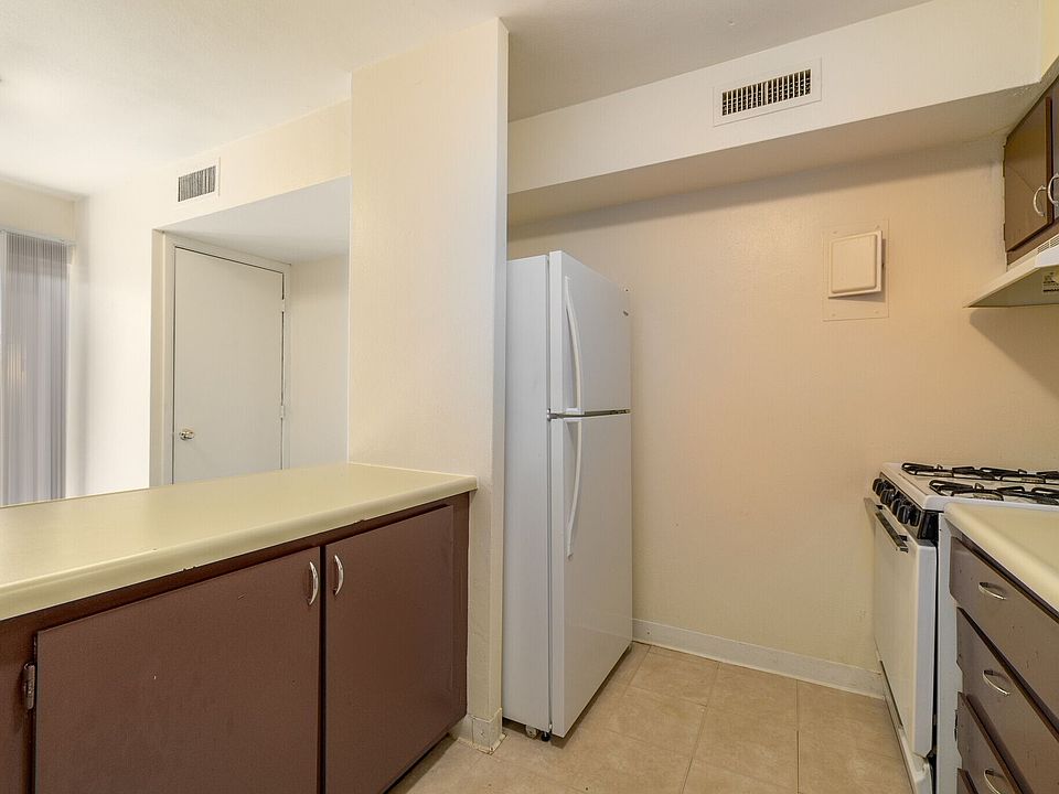 1st image of 717 Fairmont Dr #4B