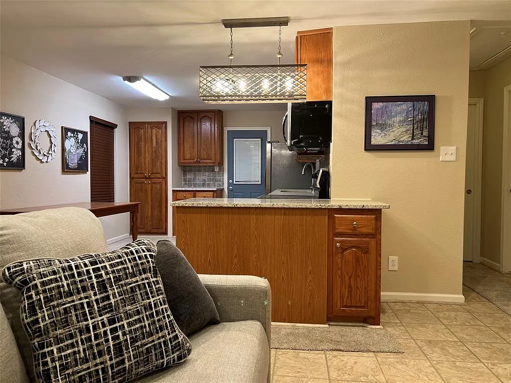 2 bed, 1.0 bath, 828 sqft, $1,600 — Photo 3