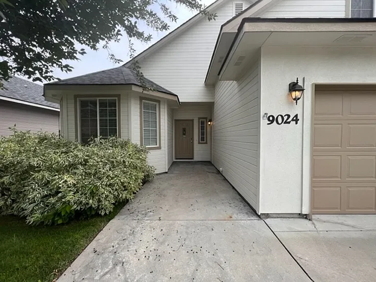 9024 W Dalton Pl — Photo 2