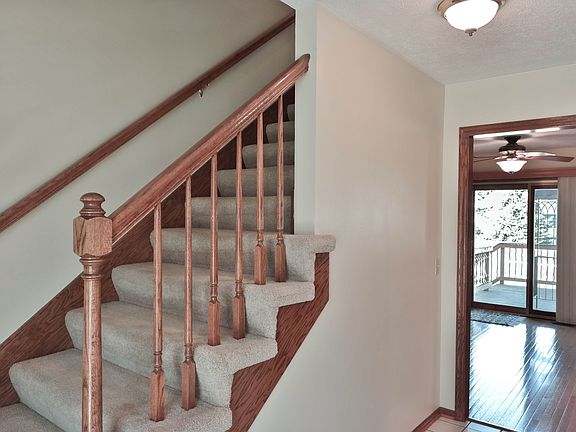 3rd image of 806 Lexington Ln
