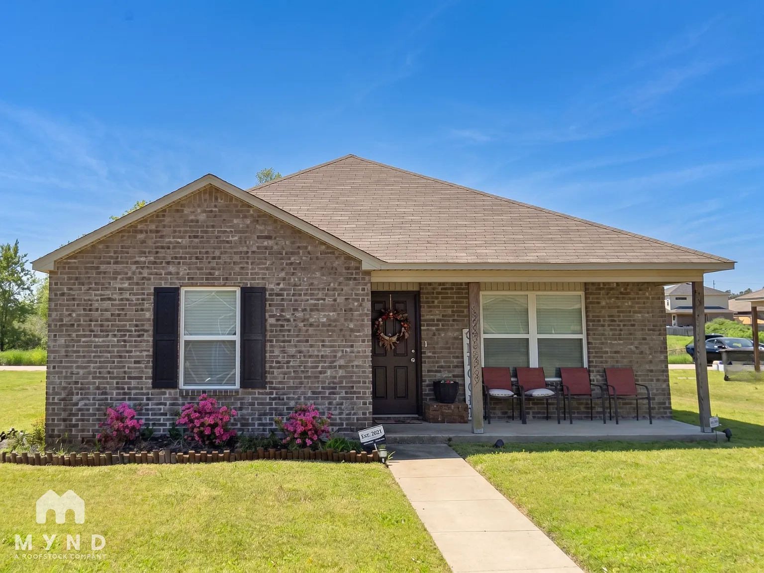 3 bed, 2.0 bath, 1374 sqft, $1,585 — Photo 1
