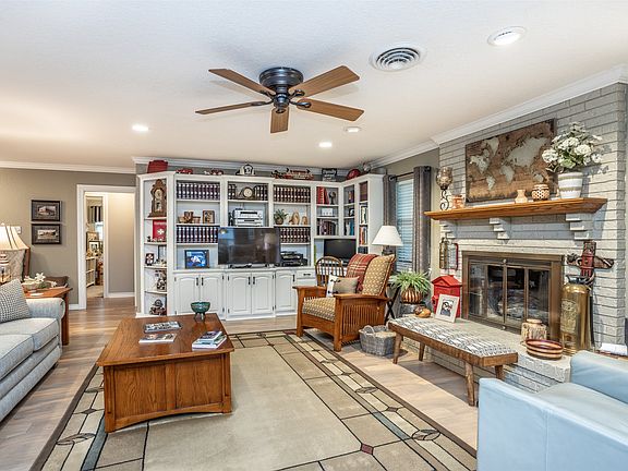 4th image of 415 Rosedale Dr