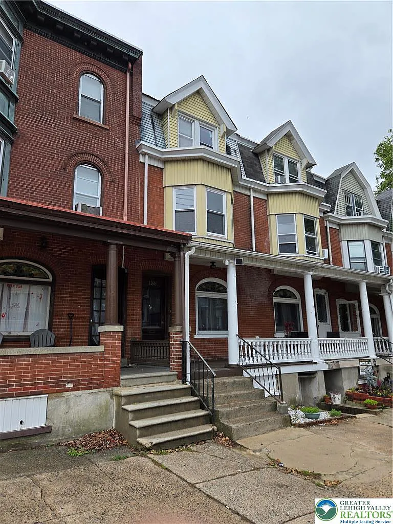 5 bed, 1.0 bath, 2300 sqft, $2,300 — Photo 3