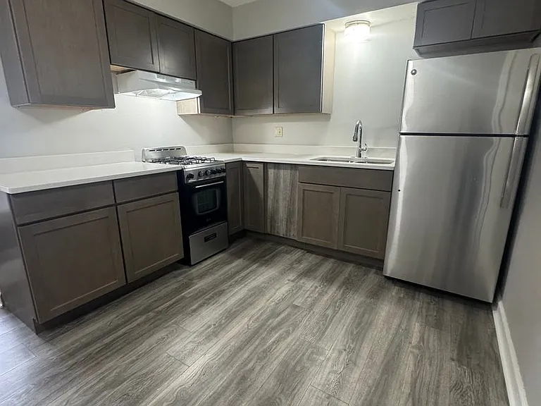 33rd Ave Apartments — Photo 2