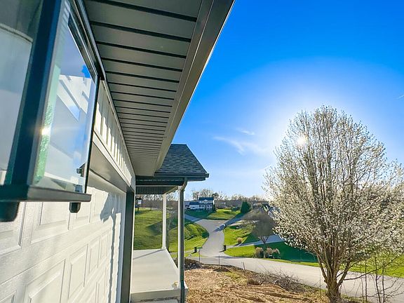 3rd image of 207 Golden Pond Dr