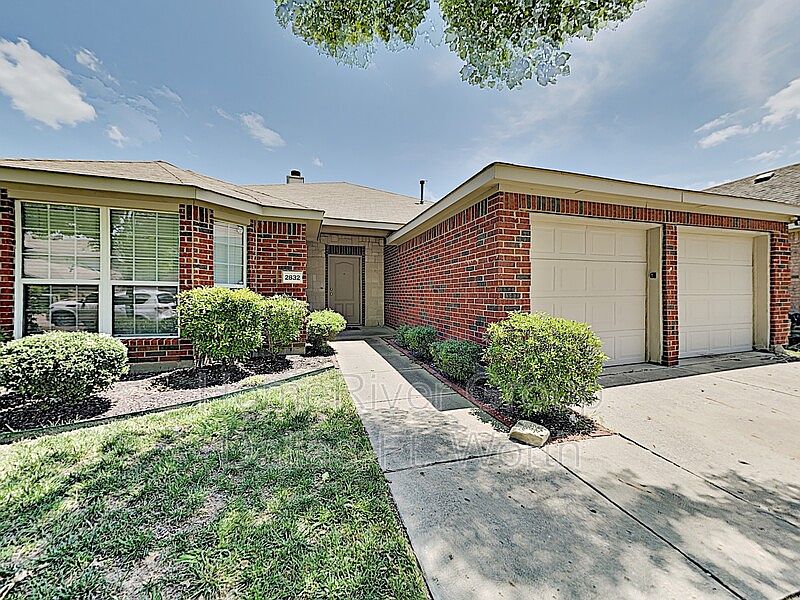 1st image of 2832 Blue Heron Dr