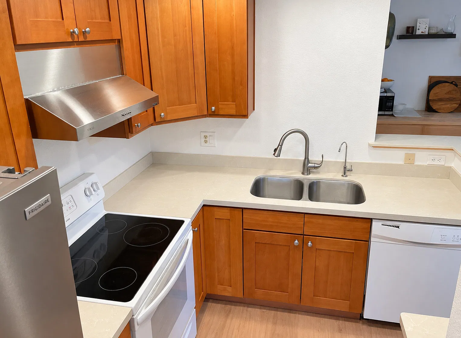 3 bed, 2.5 bath, 1323 sqft, $3,099 — Photo 3