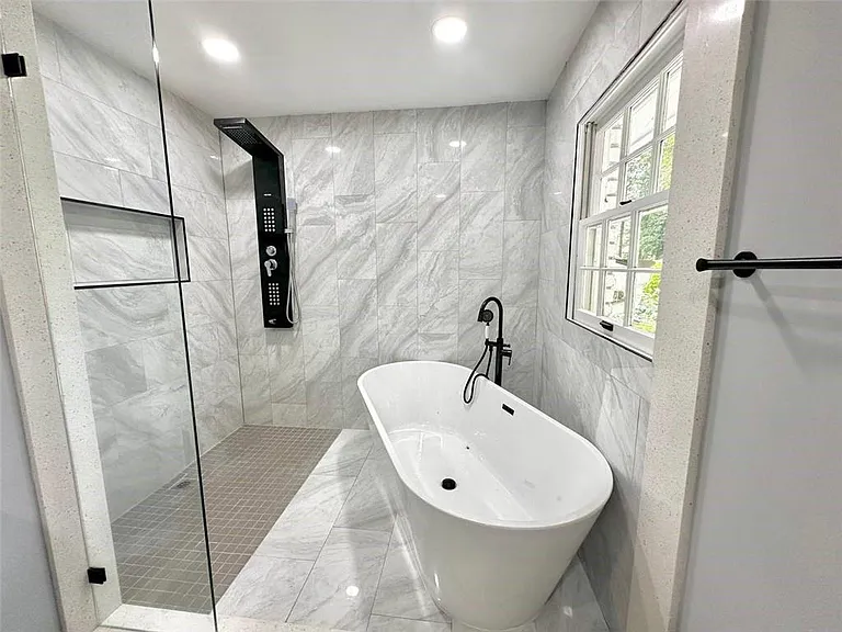 210 Suburban Dr NE — Photo 25