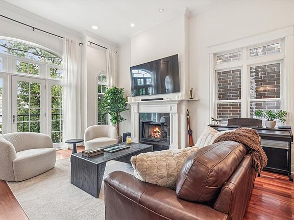 4th image of 2767 N Kenmore Ave #3