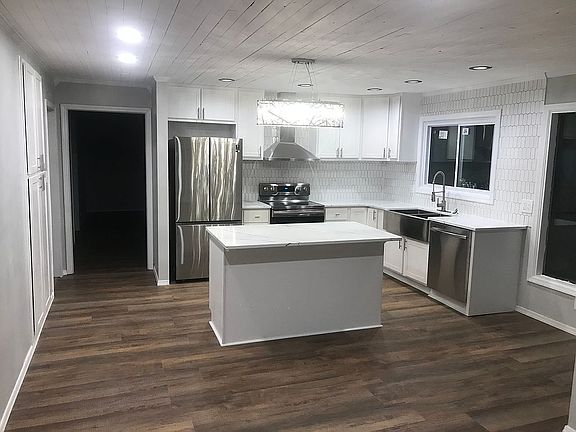 4th image of 703 Southgate Dr