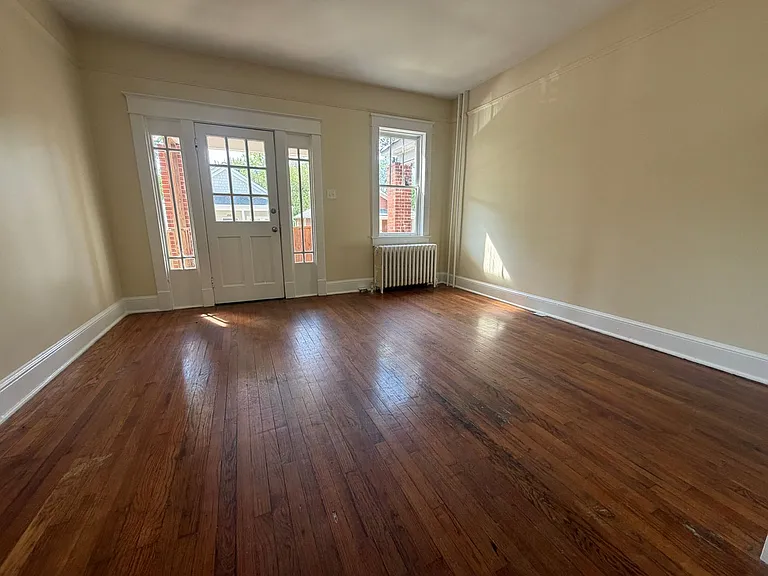 1003 Bank St — Photo 3