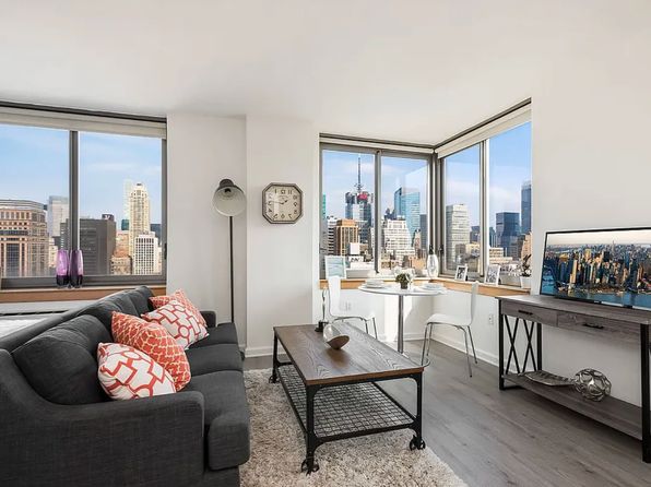 35 W 33rd St APT 8B
