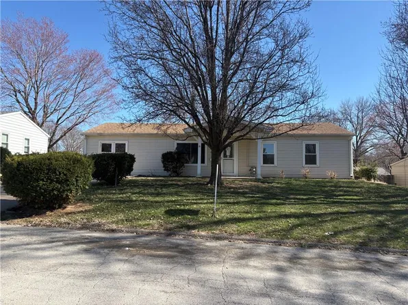 2305 Castle Ln, Saint Joseph, MO 64503