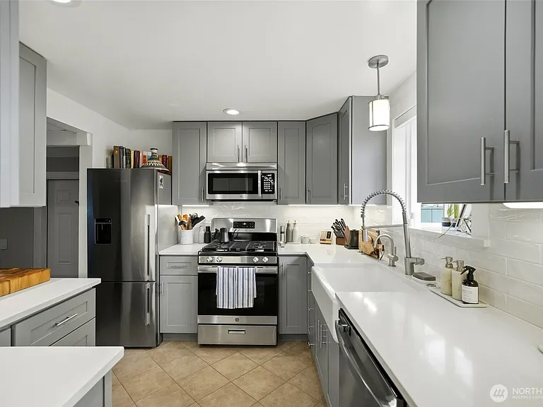 11815 20th Ave SW — Photo 2