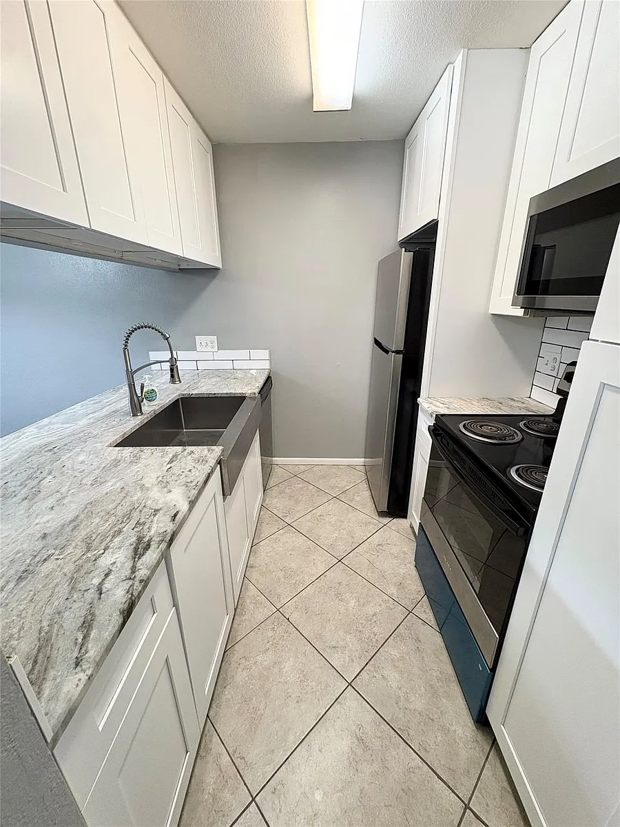 Photo 2 of 13 - 3015 Walnut Bend Ln #13 - Houston, TX Building Photo - 3015 Walnut Bend Ln #13