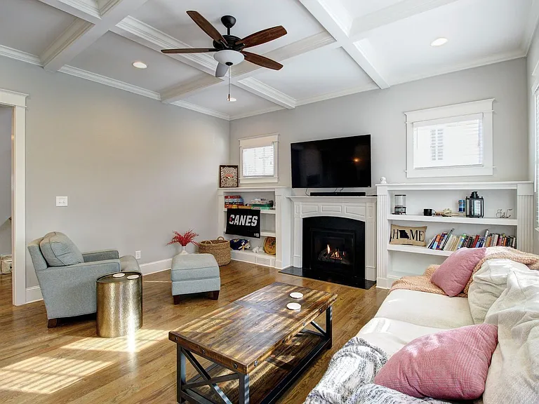 223 Elizabeth St — Photo 14