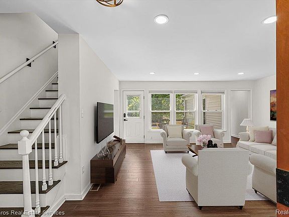 4th image of 615 Lakepointe St
