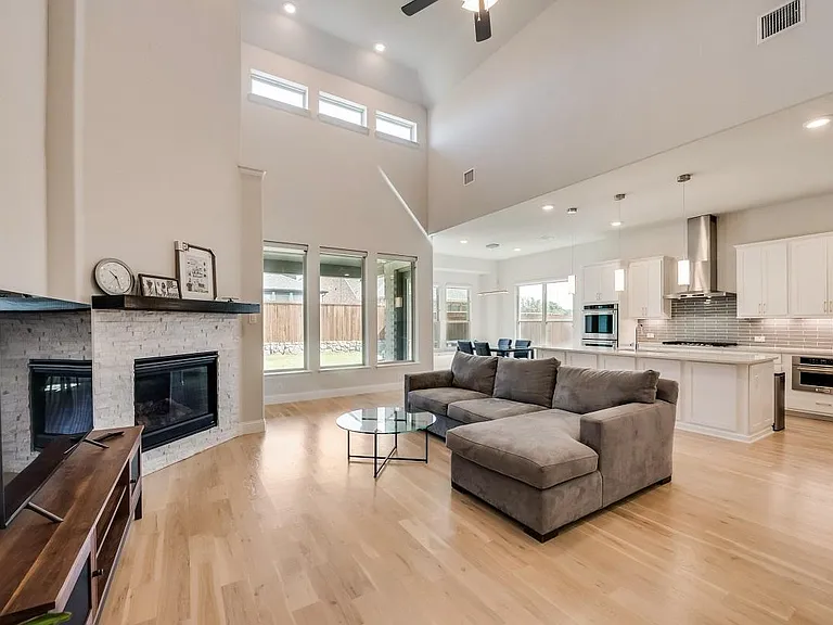 8283 Vitex Ave — Photo 2