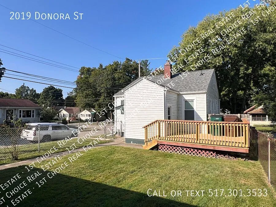 Cozy 2-Bdr 1-Bth House W/ Fenced Yard & Garage — Photo 4