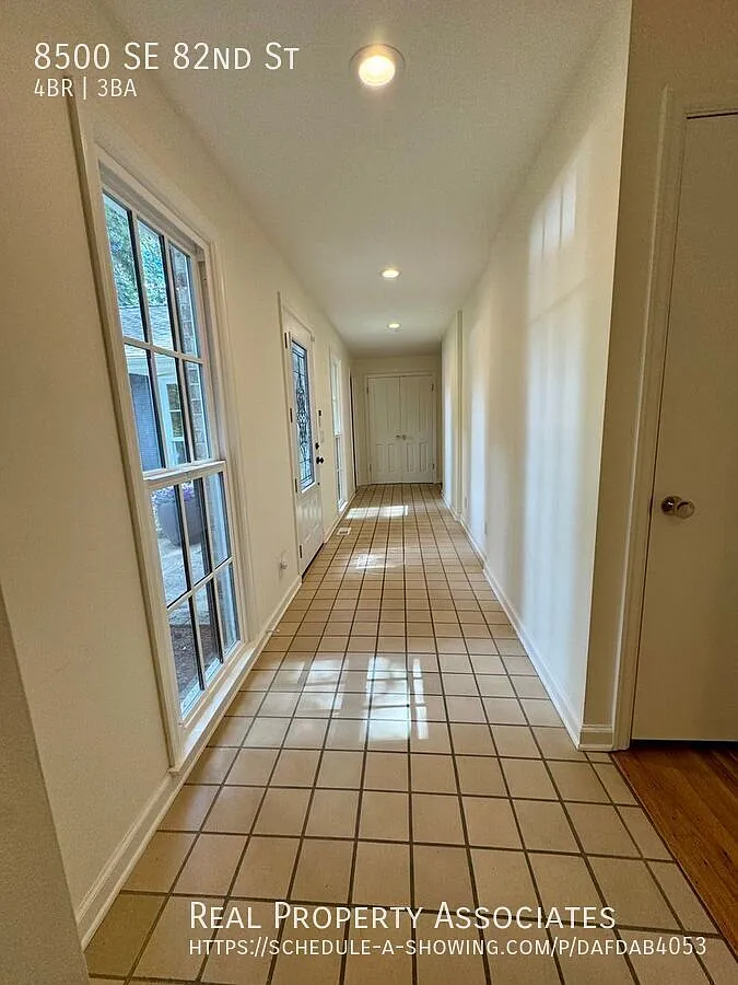 Beautiful 4 Bedroom Home in Mercer Island — Photo 3