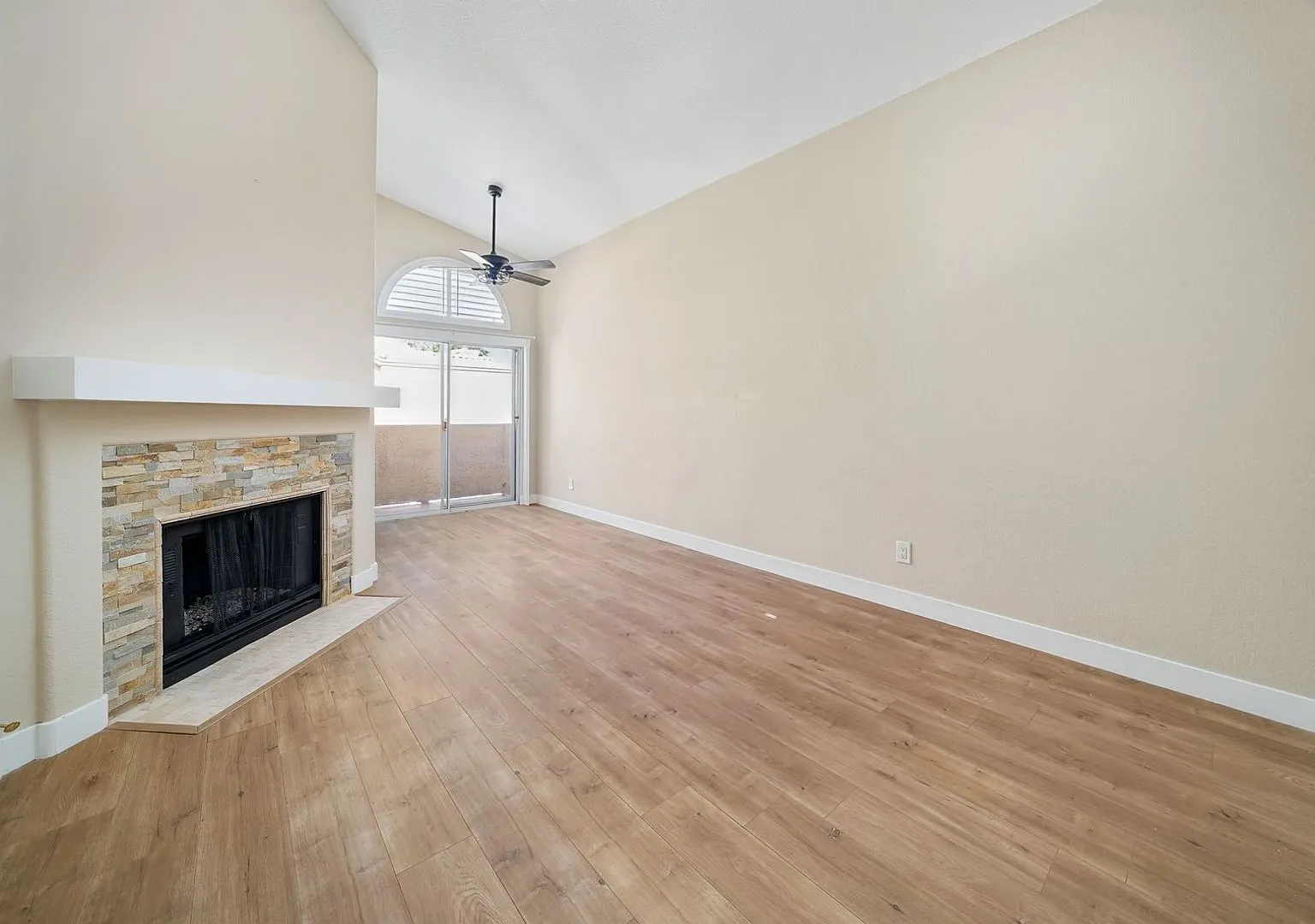 Two-bedroom upper unit within the gated community of Vista del Canon (Its Warrantable) — Photo 4