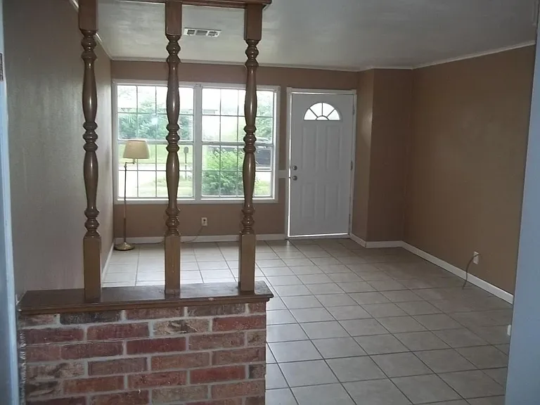 406 Larchmont Dr — Photo 3