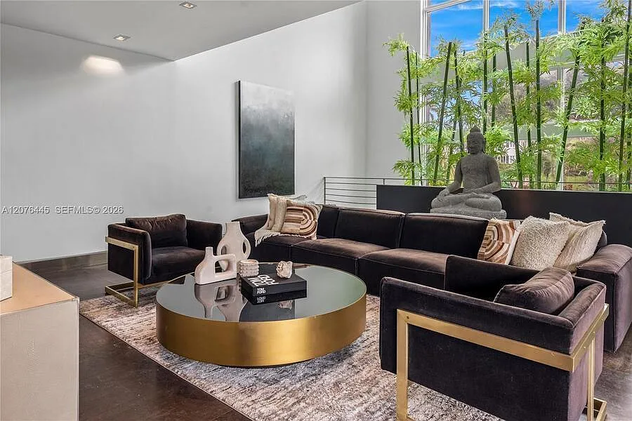 7 bed, 6.5 bath, 3973 sqft, $31,500 — Photo 4