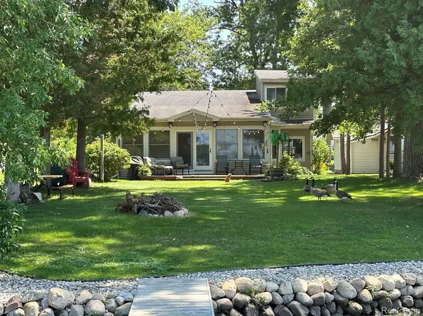 10790 Bob White Beach Blvd, Whitmore Lake, MI 48189
