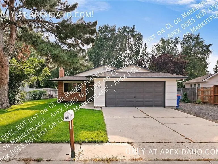 249 S Harlan Pl — Photo 2